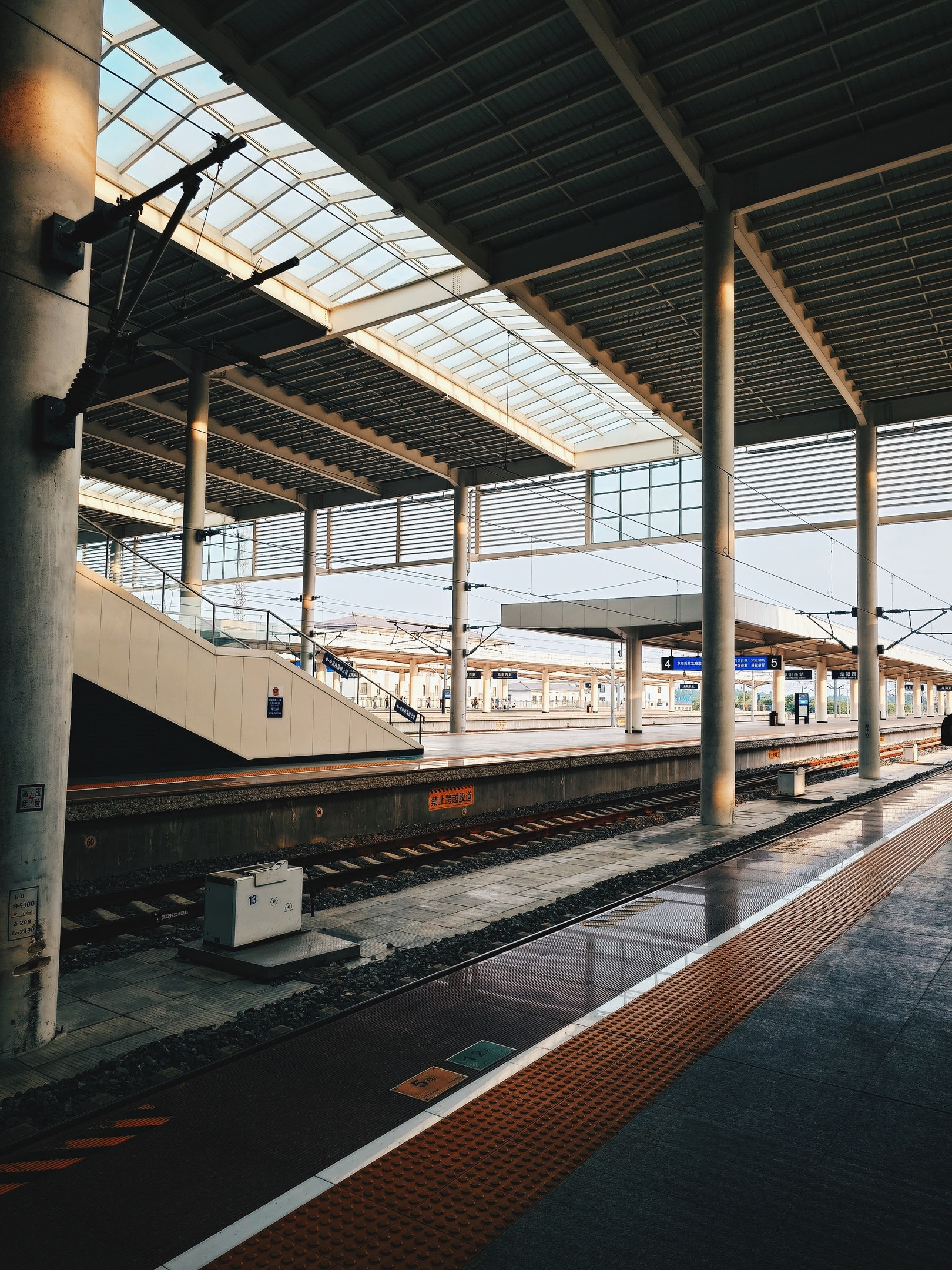 Fùyáng rail station platform.