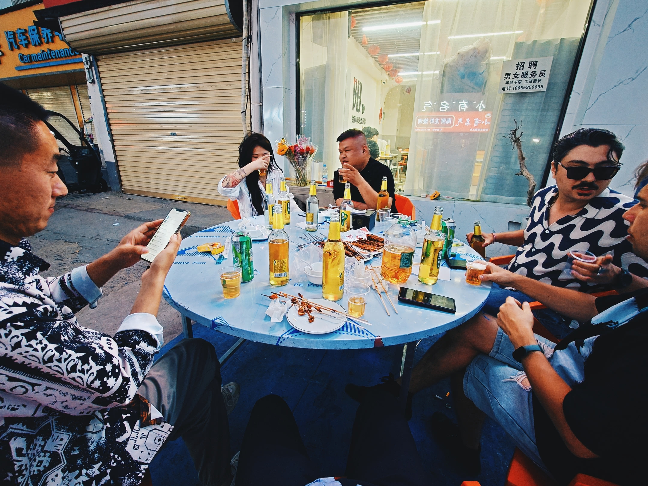 Shāokǎo and beer with Chinese &lsquo;gangsters&rsquo;.