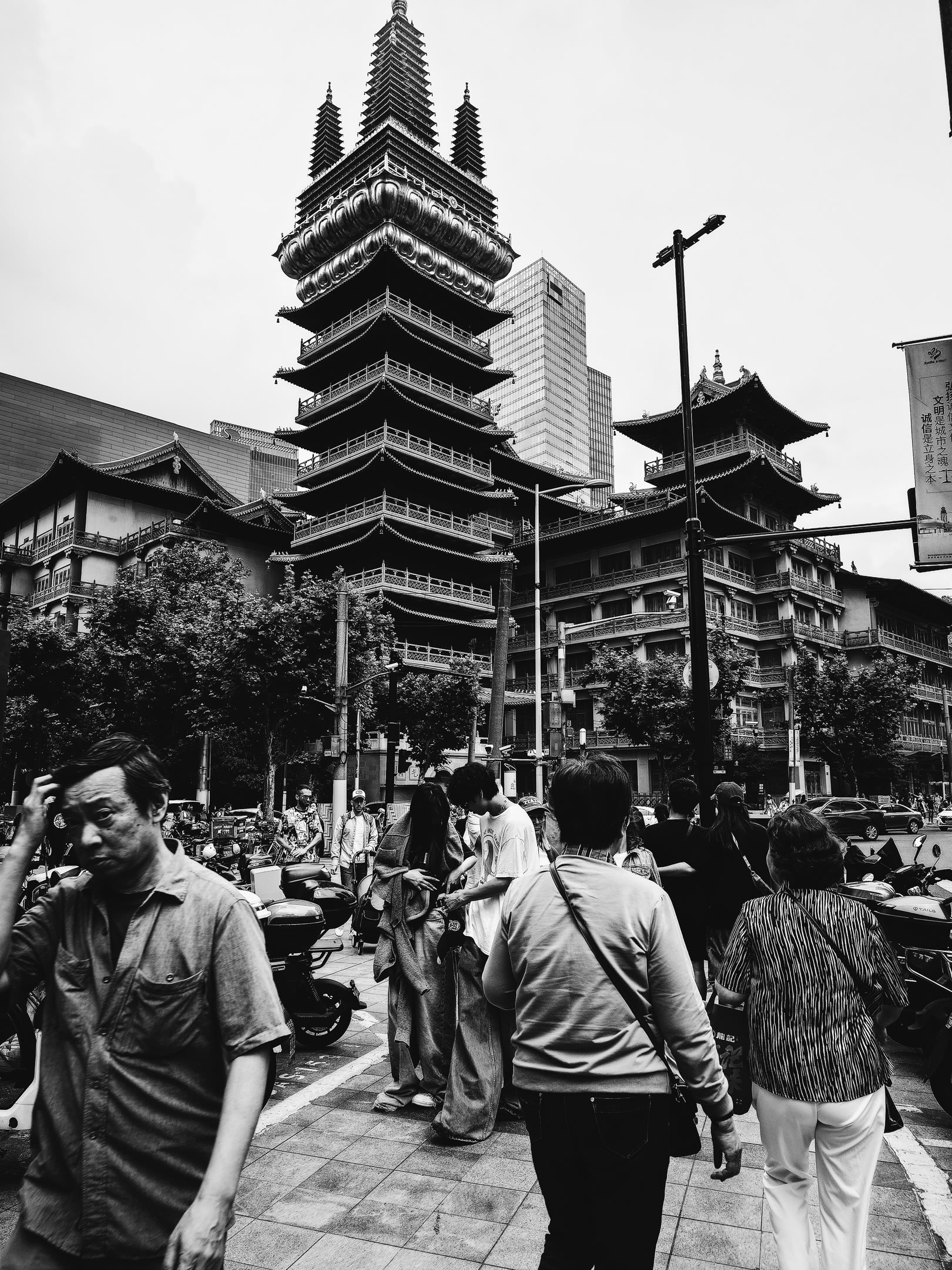 View of Jìng&rsquo;ān Temple from across a street by an intersection.